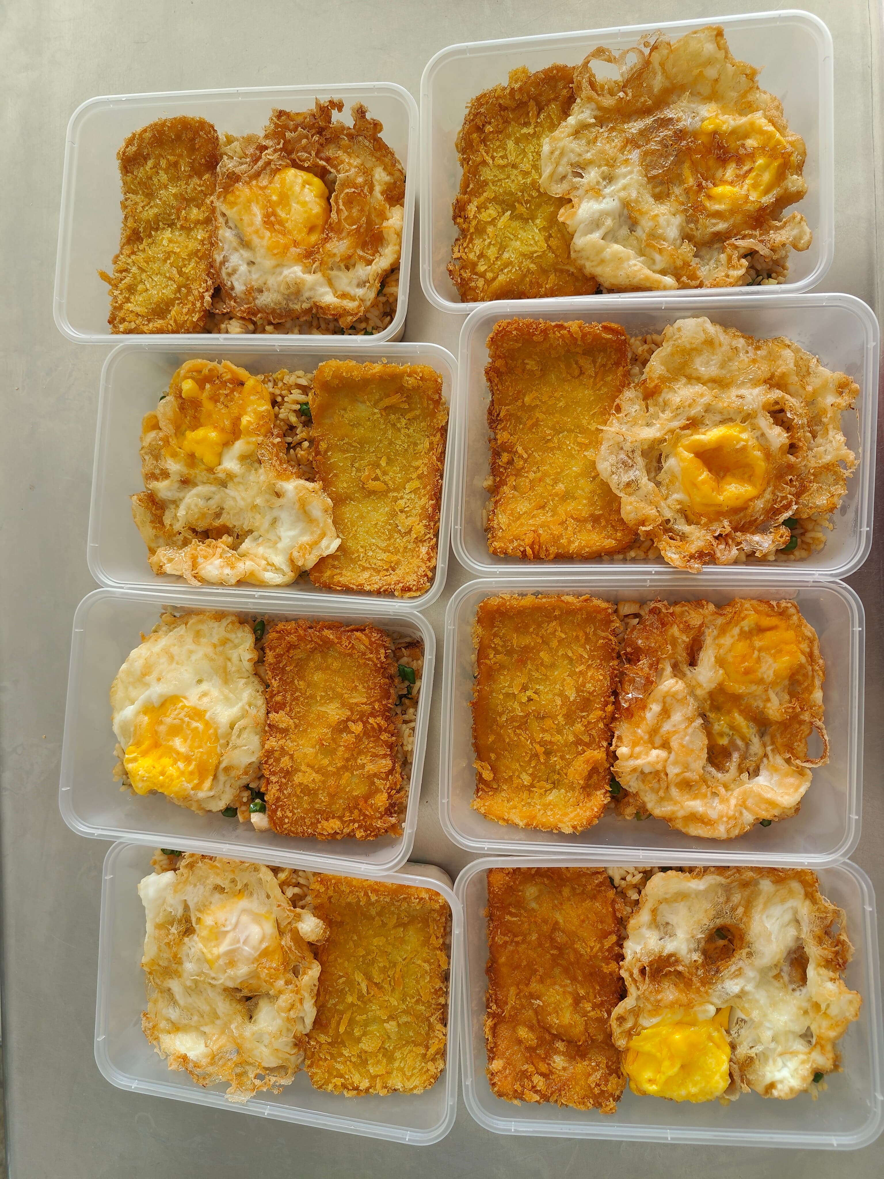炒饭配香煎鱼饼与太阳蛋